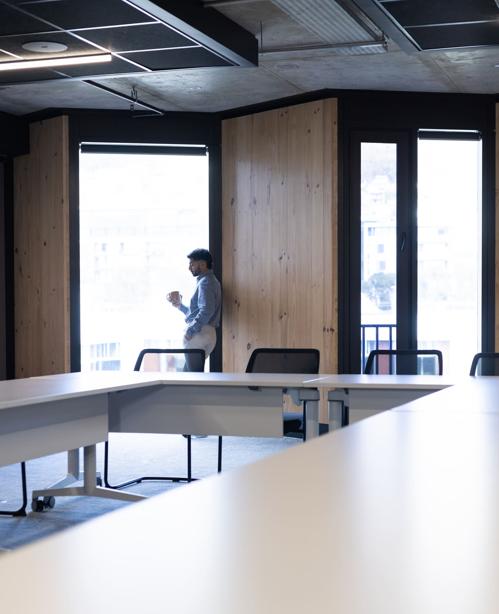 Asesoria_Barcelona Especializado en asesoramiento laboral, contable, fiscal y financiero tomando un café durante una pausa.